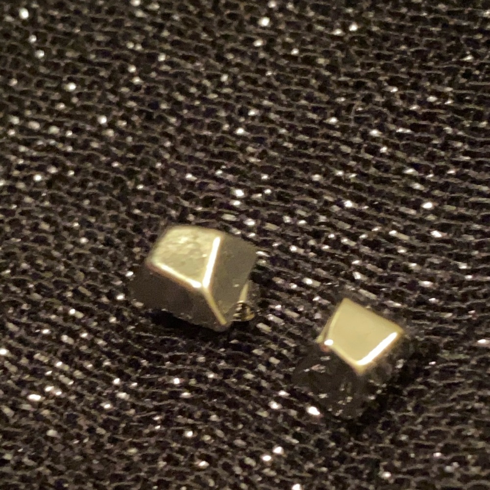 Small and minimal. Never used earrings.